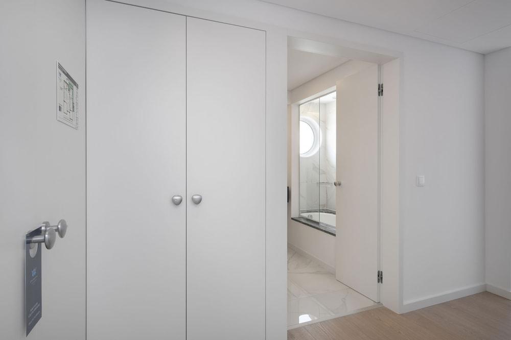Evolutee Hotel Obidos Exterior photo A white painted door